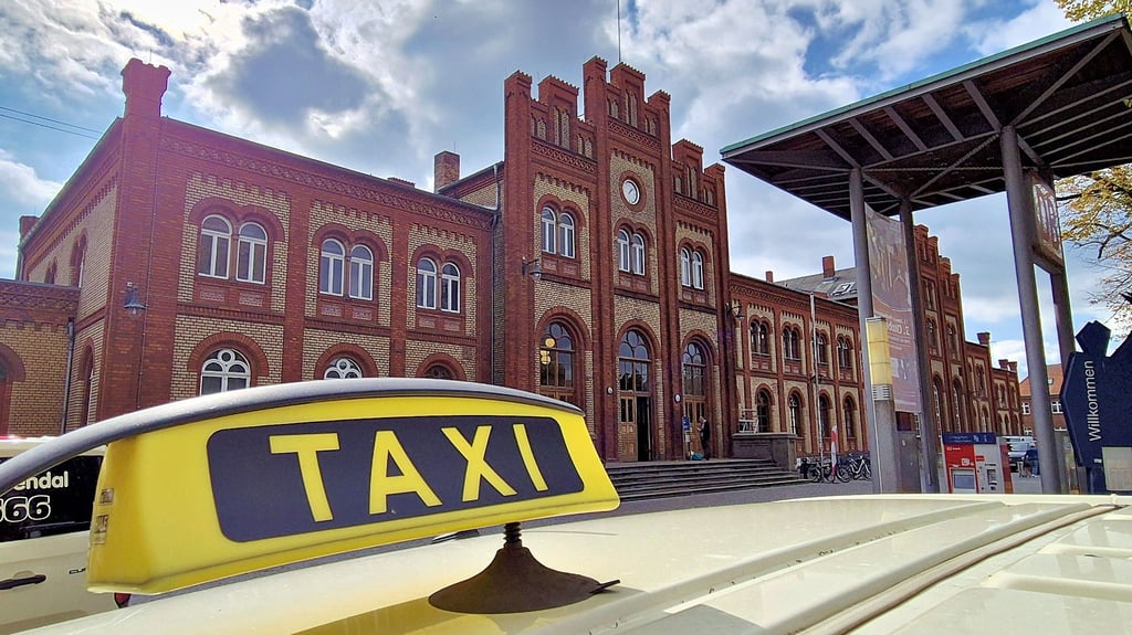 Wer in Stendal mit der Bahn strandet, kann auf eines der Taxis am Hauptbahnhof zurückgreifen. Die Fahrer in Stendal nehmen jedoch keine von der Deutschen Bahn ausgestellten Taxi-Gutscheine mehr an.