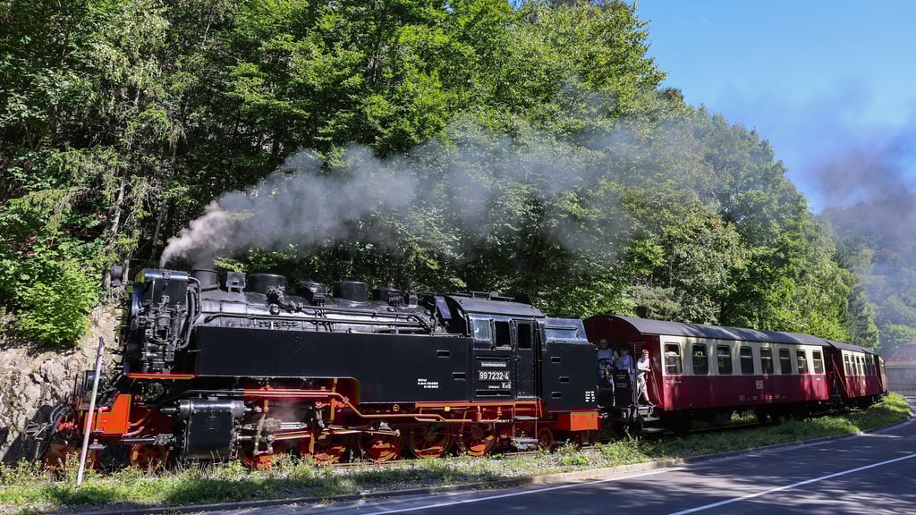 Ein Zug der Selketalbahn fährt durch das malerische Selketal zum Bahnhof Drahtzug.