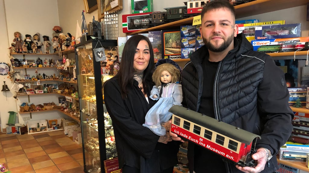 Historische Puppen, Eisenbahnen und mehr: Mandy und Markus Braschoß sind die neuen Inhaber des Eisenbahn- und Spielzeugmuseums in Quedlinburg.