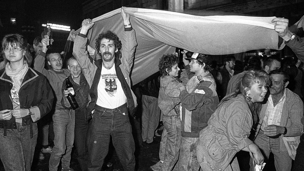 Feier auf dem Markt in Halle(Saale) zur Deutschen Einheit in der Nacht vom 2. zum 3. Oktober 1990.