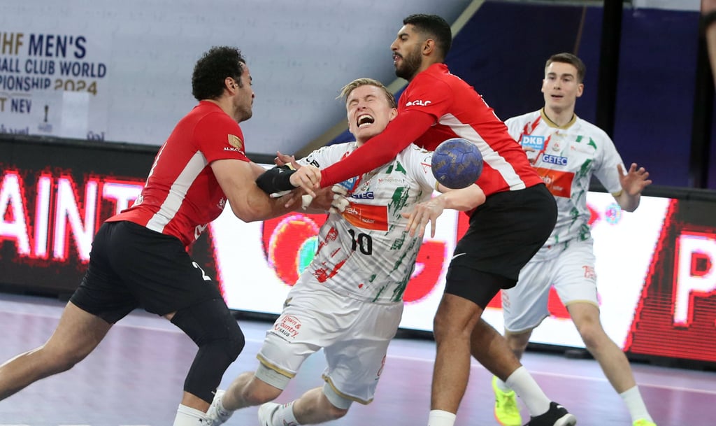 Dass es auch gegen Al Ahly am Kreis richtig weh tut, bekommt Gisli Kristjansson vor einem Jahr im Halbfinale der Klub-WM hier von Ibrahim El-Masry (l.) und Yasser Saifeldeen zu spüren.