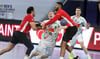 Dass es auch gegen Al Ahly am Kreis richtig weh tut, bekommt Gisli Kristjansson vor einem Jahr im Halbfinale der Klub-WM hier von Ibrahim El-Masry (l.) und Yasser Saifeldeen zu spüren. 