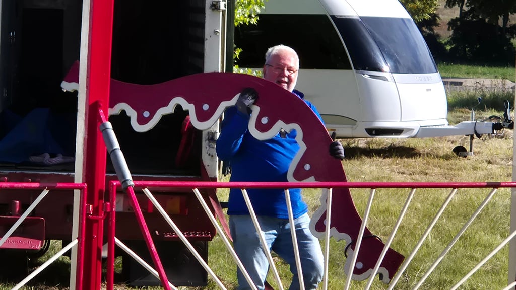Detlef Tamler hat auch in diesem Jahr ehrenamtlich beim Aufbau des Circus Aramannt mitgeholfen.