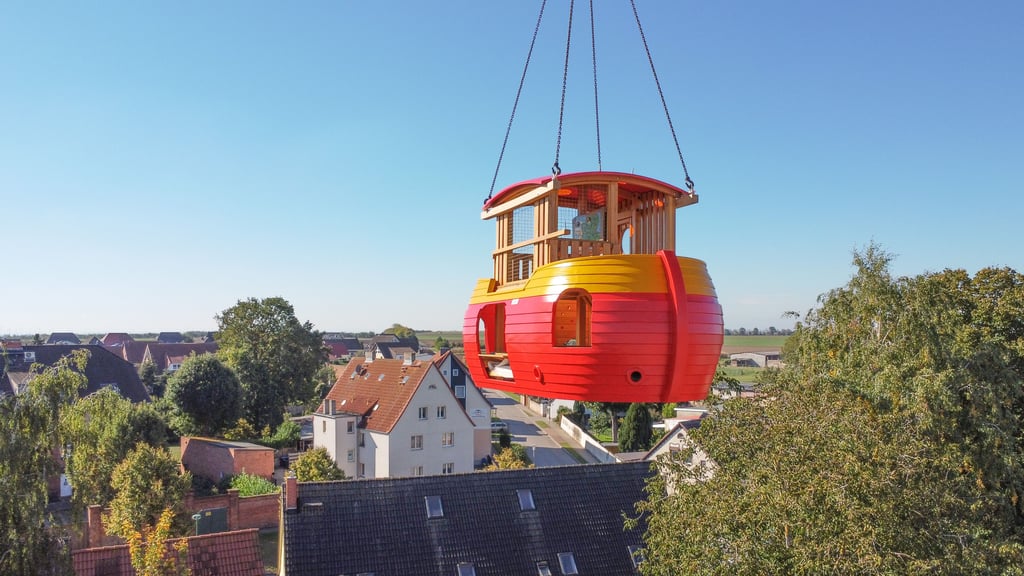 Hoch über den Dächern von Hohendodeleben schwebt ein auf den ersten Blick seltsames Gebilde heran.