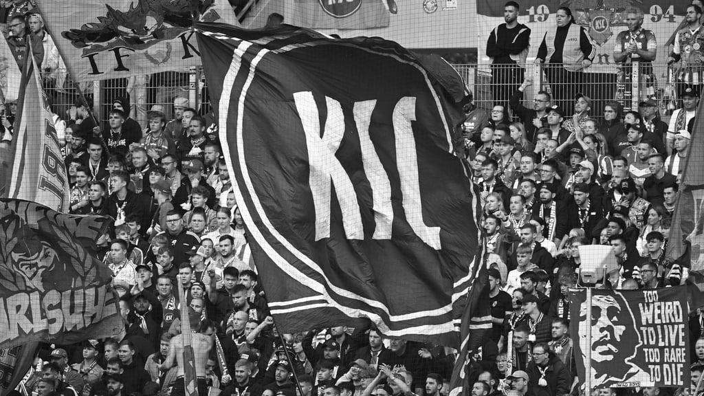 Beim Spiel zwischen dem 1. FC Magdeburg und dem Karlsruher SC stürzte ein Mann schwer.