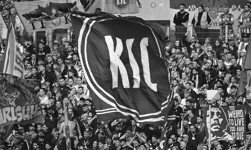 Beim Spiel zwischen dem 1. FC Magdeburg und dem Karlsruher SC stürzte ein Mann schwer.