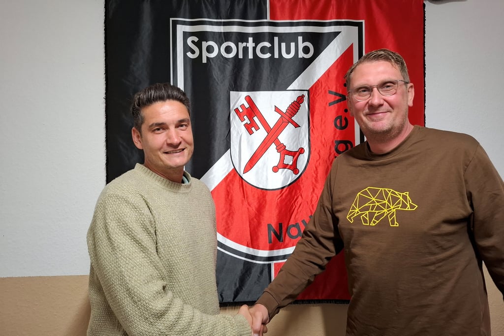 Martin Pastuschek (l.), hier mit dem Sportlichen Leiter Jan Walter, ist neuer Trainer des Fußball-Landesligisten SC Naumburg.