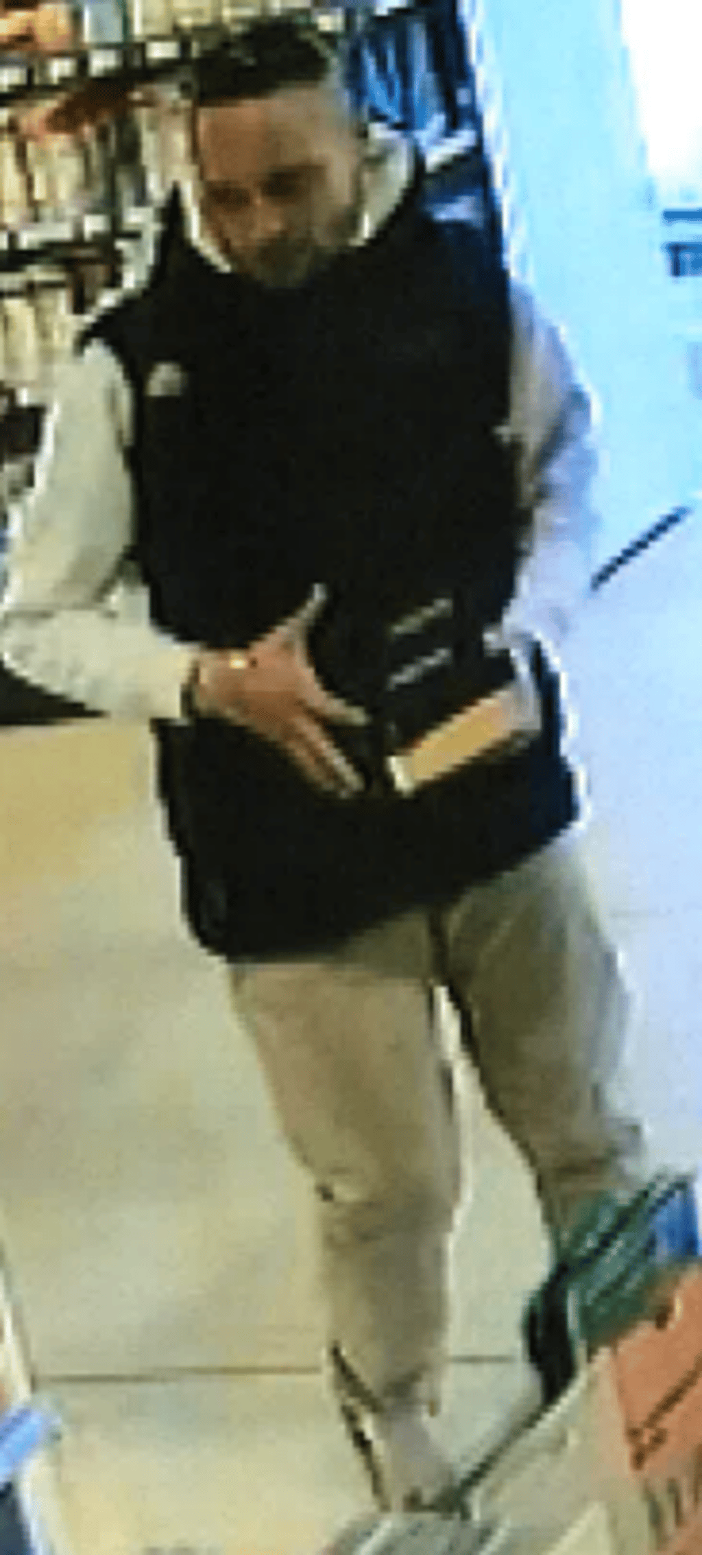 Dieser Mann wird verdächtigt, Parfüm gestohlen zu haben.