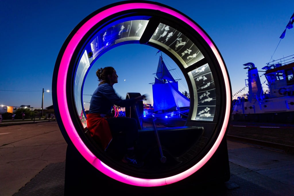 In der Freiluft-Installation „Loop“ können Passanten selbst Energie erzeugen und damit Riesenräder zum Leben erwecken.