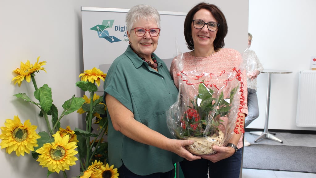 Die Ortsgruppenleiterin Angela Hebekerl überreicht Annett Damerau (l.) eine Blume für die Stube. Annett Damerau engagiert sich seit 20 Jahren in der Volkssolidarität und wurde mit der Solidaritätsnadel in Silber ausgezeichnet.