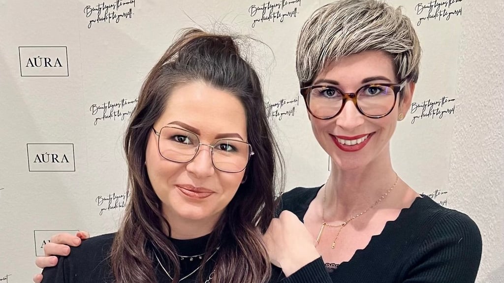 Janine Teske (links) und Katharina Neuber direkt nach der Behandlung. Janine war eine der ersten Gewinnerinnen der Halberstädter Aktion im Jahr 2022.