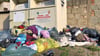Alttextilien stapeln sich vor einem Kleidercontainer in Allstedt.