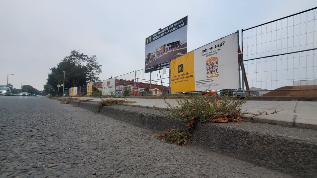 Der Eröffnungstermin für McDonald’s steht noch nicht einmal und schon ist die Haupteinfahrtstraße in Oschersleben wochenlang für den Bau gesperrt.