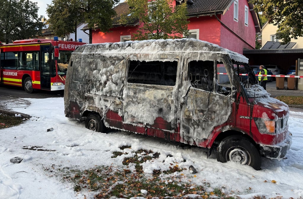 „Knallgeräusche“ und ein brennender Transporter schrecken die Anwohner in einem ruhigen Münchner Stadtviertel auf.