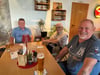 Gute Laune herrscht beim Treffen der ehemaligen Landmaschinenbauer in Halberstadt nicht nur bei Jürgen Volkmann, Hans Schill und Hansi Junge (von links).