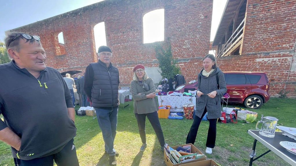Mit in Zabakuck dabei war auch Sabine Nürnberg (2.v.r.), die hier mit Genthiner Bekannten im Gespräch ist.