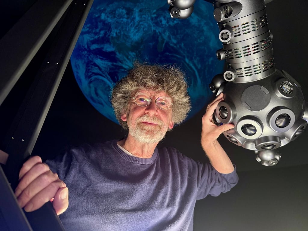 Fotograf Ingo Gottlieb hat sich in monatelanger Arbeit durch Fotomaterial vom Mond gearbeitet und zeigt nun im Planetarium Halle spektakuläre Panoramafotos.