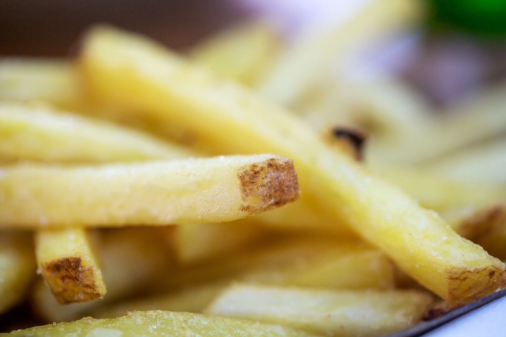 Ungesunde Lebensmittel werden in Großbritannien nicht mehr im Internet beworben. Im Fernsehen darf die Junk-Food-Werbung erst ab 21 Uhr laufen. (Symbolbild)