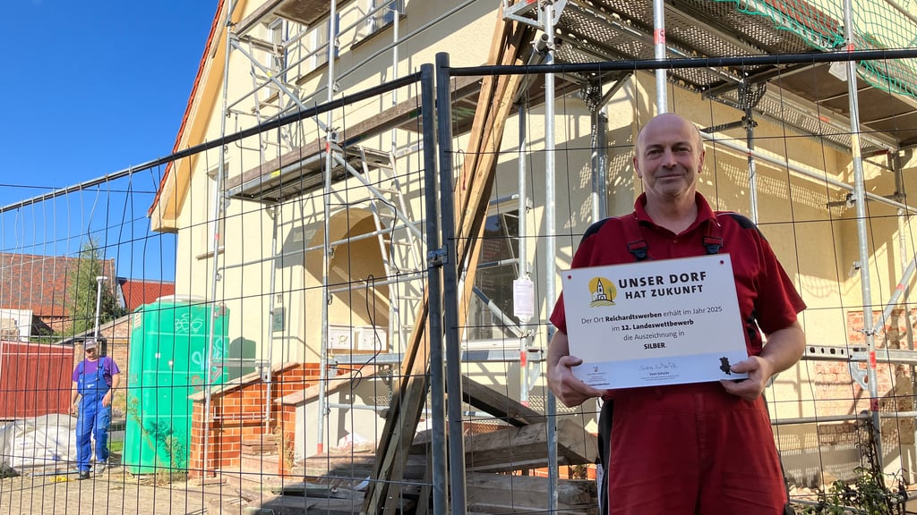 Eine Investition in die Zukunft: Ortsbürgermeister Karsten Uhle steht am künftigen Dorfgemeinschaftshaus.