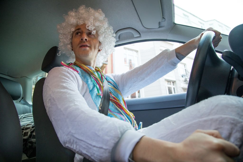 Das Gesicht bleibt erkennbar und der Fahrer nüchtern - so darf auch der Narr am Steuer sitzen.