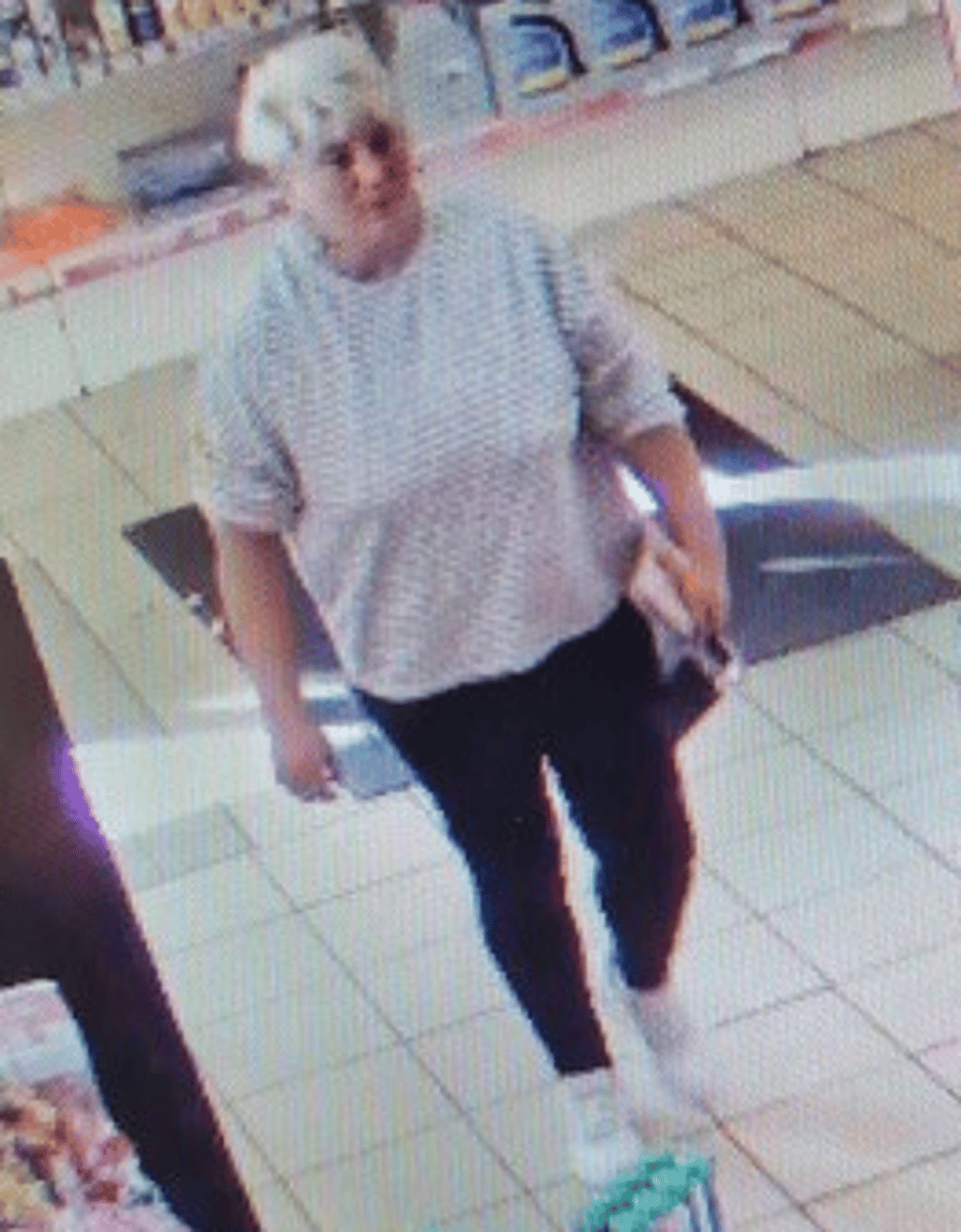 Diese Frau wird verdächtigt, ihre Tankfüllung nicht bezahlt zu haben.