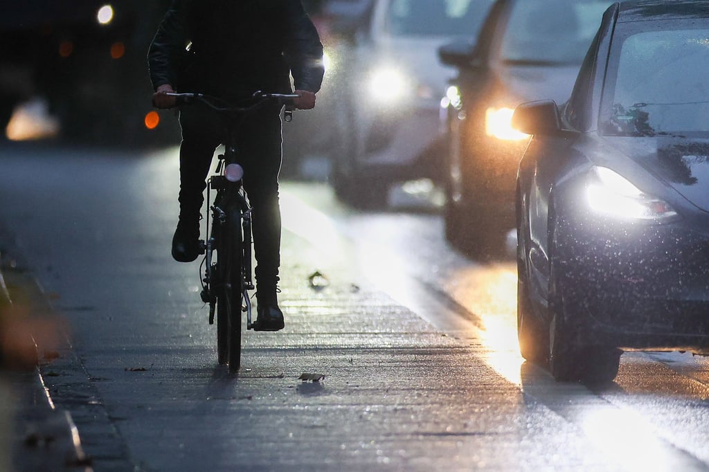 Besonders Radfahrer und Fußgänger sind laut Polizei im Herbst und Winter gefährdet. (Symbolbild)