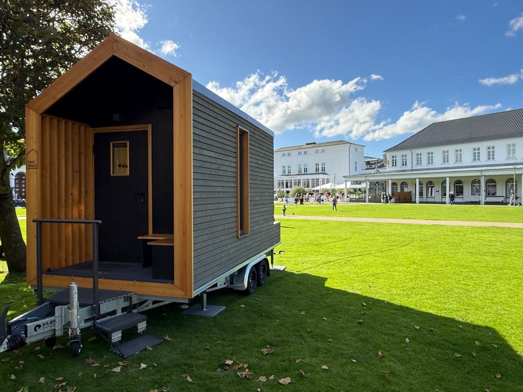 Die Tiny Houses bieten einen Blick auf den Kurpark von Norderney.