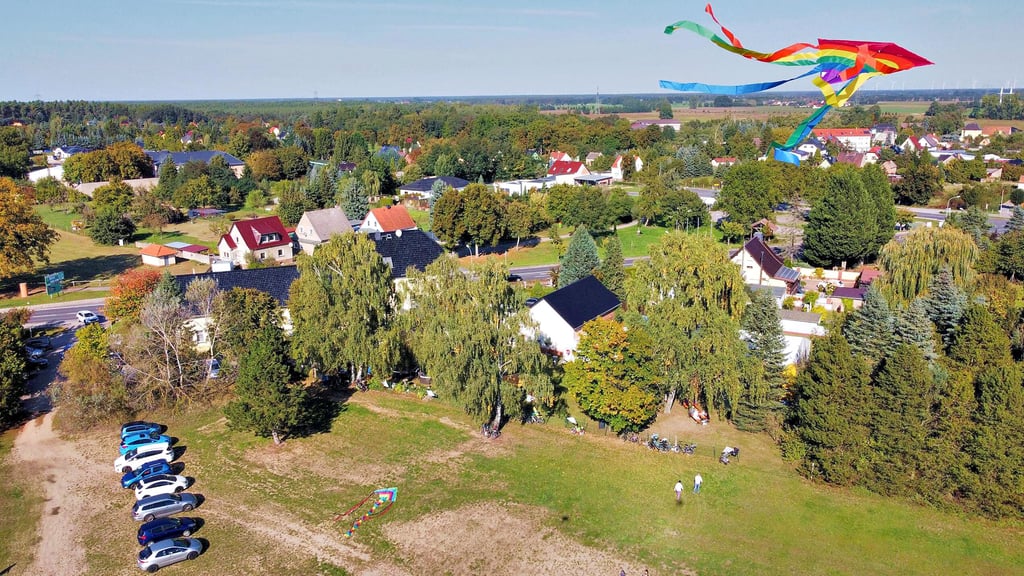 Auf „Augenhöhe“ mit einem der bunten Exemplare am Himmel über Schweinitz. Die Gaststätte „Zur Weintraube“ hatte zum Drachenfest geladen.
