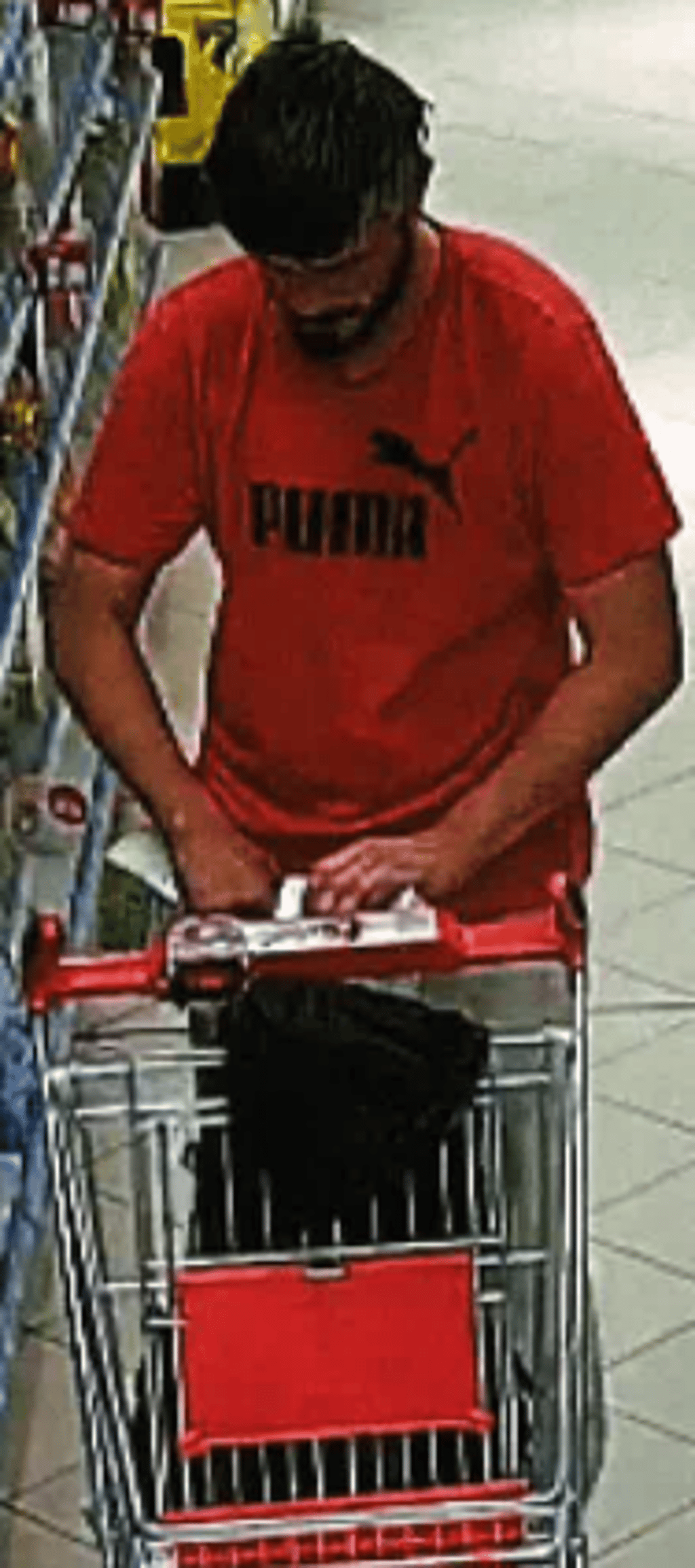 Wenn kennt diesen Mann im roten T-Shirt?