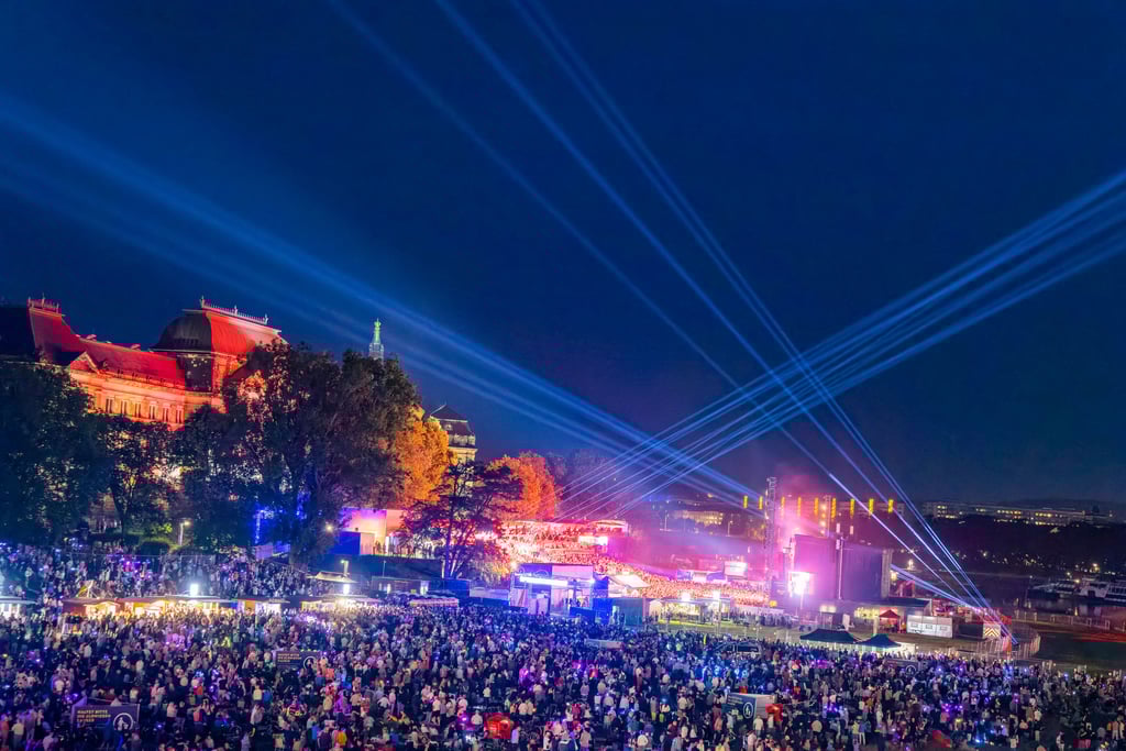 "Kaisermania" in Dresden: Fast 50.000 Fans versammelten sich 2025 am Elbufer, um Roland Kaiser und seine Band live zu erleben.
