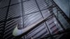 Das Nike-Geschäft erholt sich - doch die Belastung durch die US-Zölle wird größer. (Archivbild)