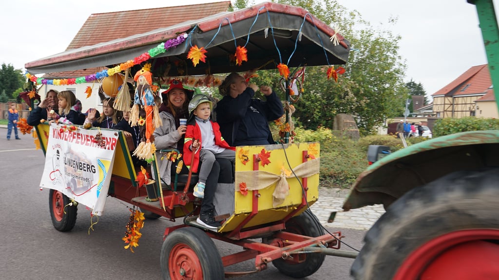 Die kleinen Löschbiber der Kinderfeuerwehr Glindenberg sind immer dabei. Auch beim Erntedankfest.