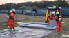 Großeinsatz für die Feuerwehr an einer Bahnstrecke.