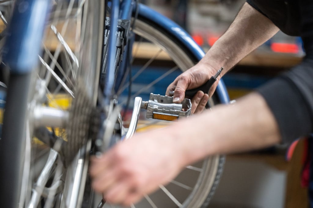 In der Fahrradwerkstatt des Vereins Rückenwind bringen sich Freiwillige aus der ganzen Welt das Fahrradschrauben bei. (Symbolbild)