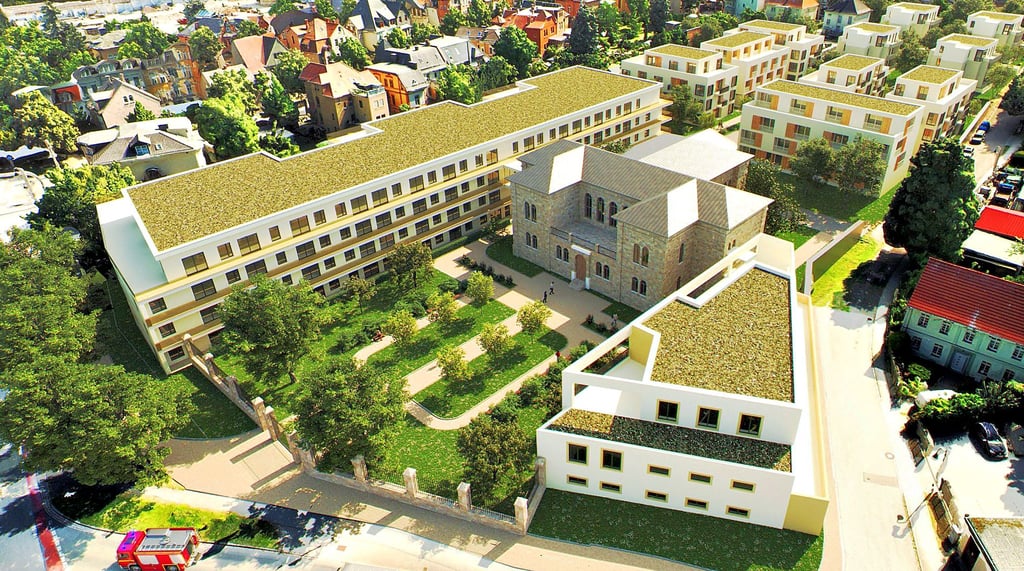 Letzter Planungsstand und Kritikpunkt zugleich: der Platz um das ehemalige und unter Denkmalschutz stehende Schwurgerichtsgebäude am Naumburger Salztor. Links der viergeschossige DRK-Bau für Betreutes Wohnen, rechts die Rettungswache des Kreises, hinten Stadtvillen.