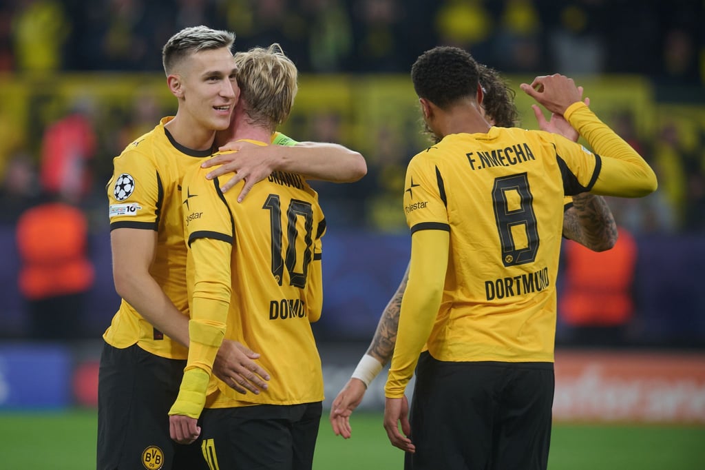 Nico Schlotterbeck (l) saß gegen Bilbao zunächst auf der Bank.
