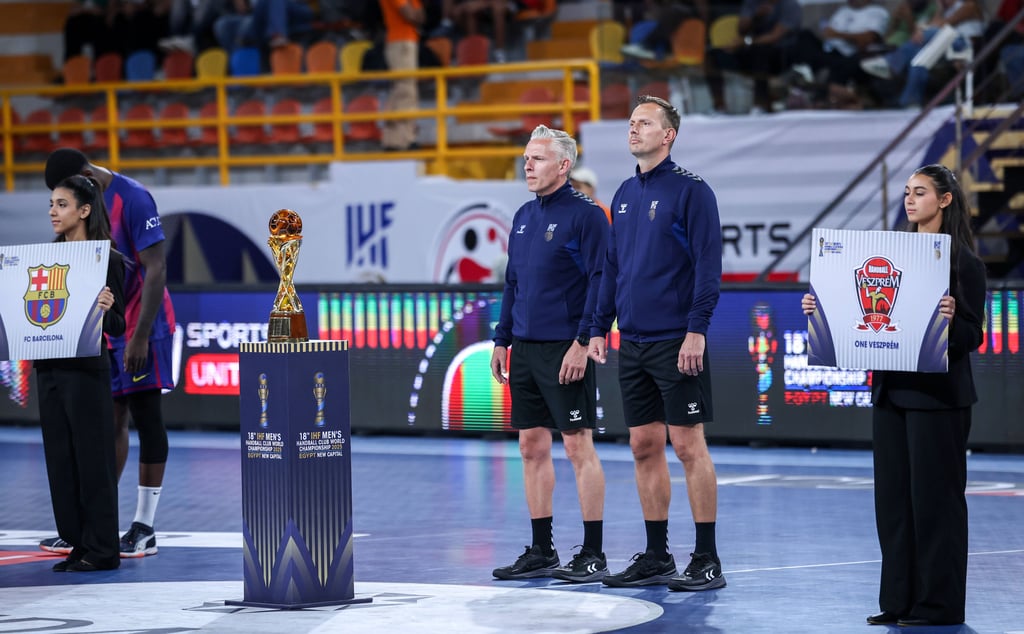Das Magdeburger Schiri-Duo Robert Schulze und Tobias Tönnies leitete das Finale zwischen Barcelona und Veszprem.