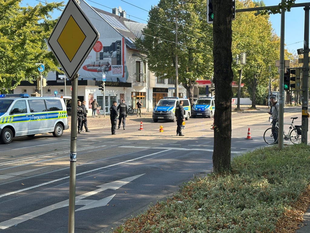 Die Polizei sperrt weiträumig die Straßen in Magdeburg ab.