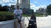 Da war die Welt noch in Ordnung: Axel Galke mit dem Kinderwagen seiner Enkel vor dem Wasserturm im ungarischen Urlaubsort Siofok. Aktuell liegt der Blankenburger dort im Krankenhaus auf der Intensivstation.