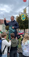Bürgermeister Jens Hünerbein verteilt an die Kinder und Jugendlichen beim Clean-Up-Day in Gommern Müllsäcke, Greifer und Einmalhandschuhe