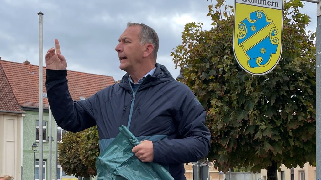 Bürgermeister Jens Hünerbein verteilt an die Kinder und Jugendlichen beim Clean-Up-Day in Gommern Müllsäcke, Greifer und Einmalhandschuhe