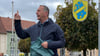 Bürgermeister Jens Hünerbein verteilt an die Kinder und Jugendlichen beim Clean-Up-Day in Gommern Müllsäcke, Greifer und Einmalhandschuhe