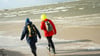 Wetterfeste Kleidung ist beim Spaziergang an der Nordsee in den nächsten Tagen ein Muss. (Archivfoto)