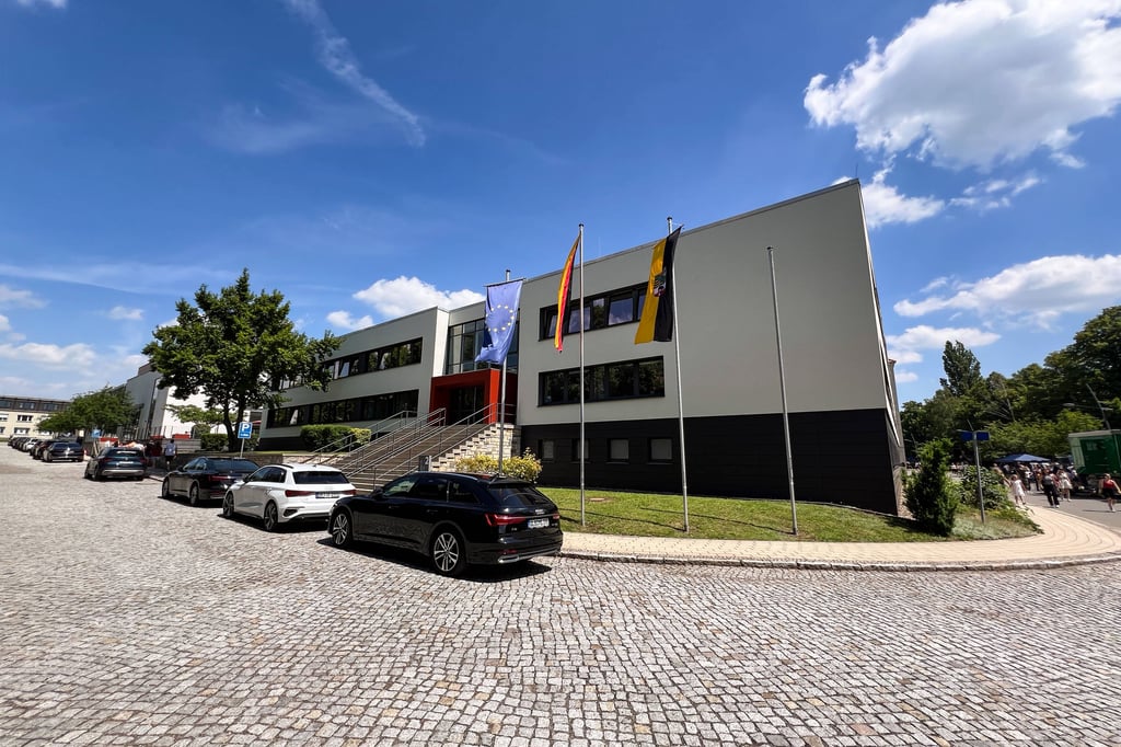 Die Polizei untersucht, ob bei einer Feier an der Polizei-Fachhochschule in Aschersleben rassistische Parolen gerufen wurden.