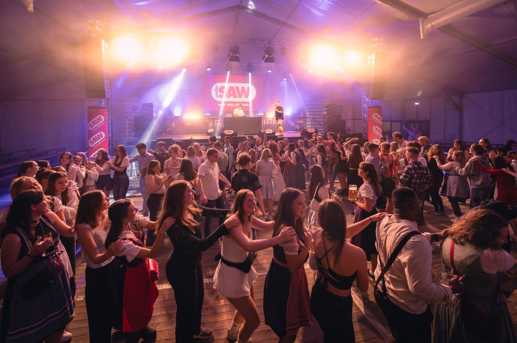 Ausgelassene Stimmung bei der Wiesngaudi in Wernigerode in diesem Jahr.