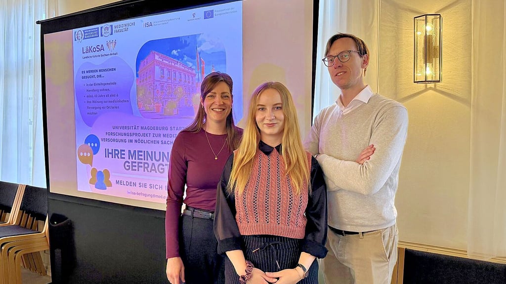 Annemarie Feißel, Melina Niering und Peter Kann (von links) von der Uni Magdeburg haben für ihr Forschungsprojekt Bürger in Havelberg zur Gesundheitsversorgung befragt.
