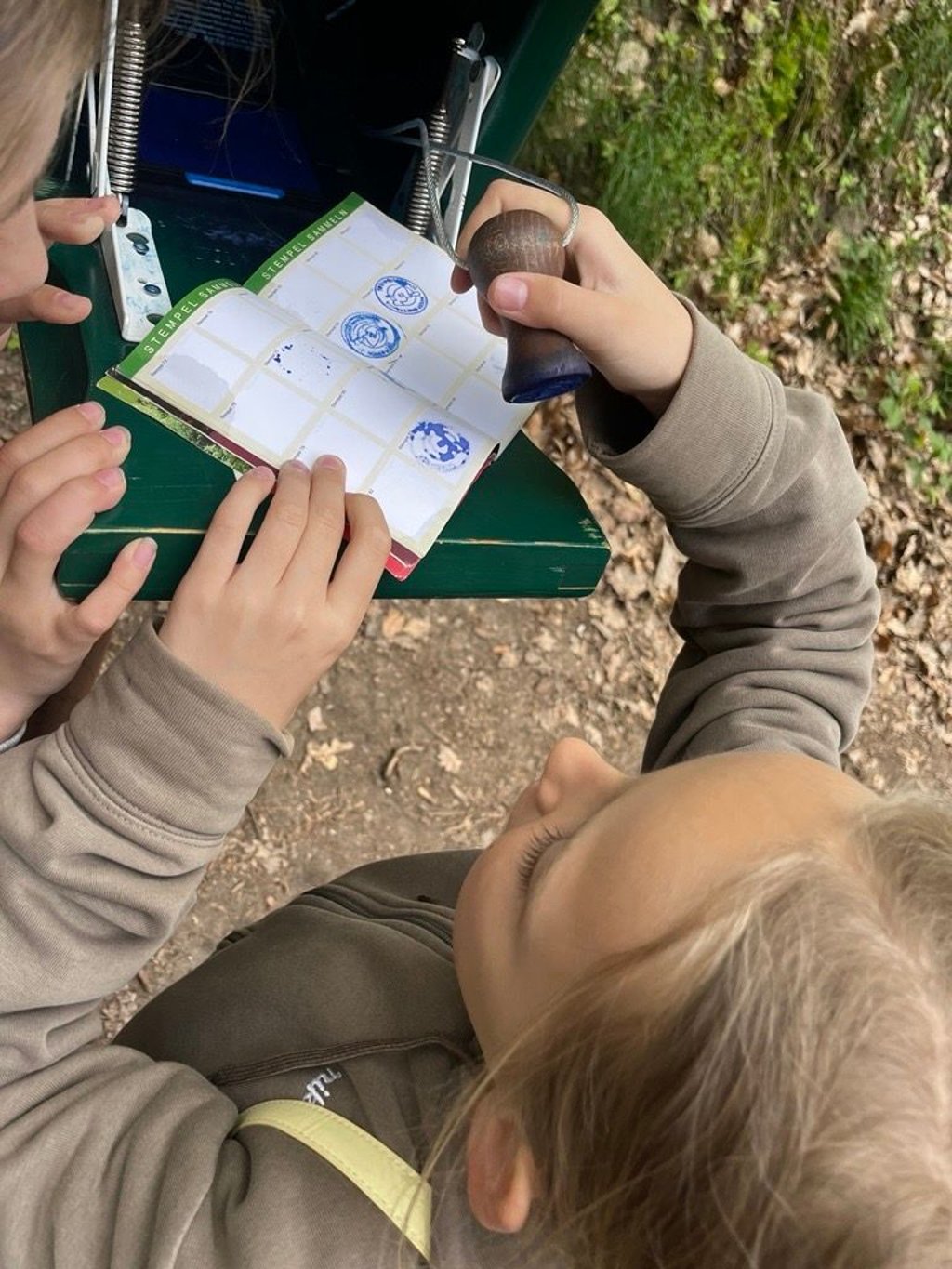 Herbstzeit ist Wanderzeit: Im Harz macht das besonders viel Spaß. Hier können Kinder mit der Harzer Wandernadel Stempel sammeln.
