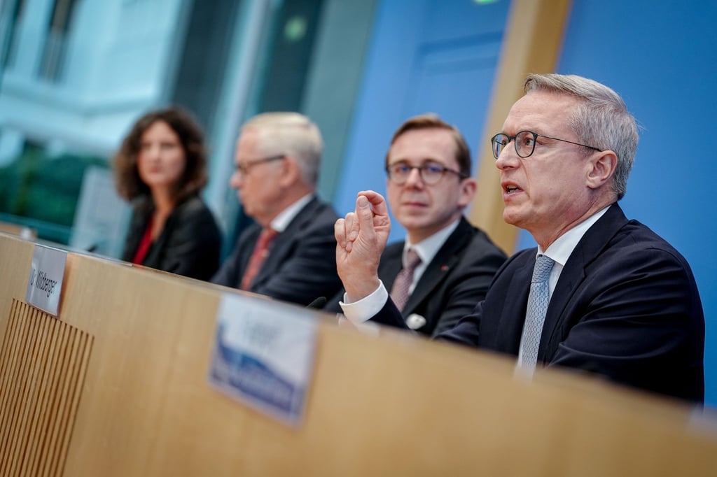 Der NKR stellt seinen Jahresbericht zusammen mit Digitalisierungsminister Karsten Wildberger (CDU) und dem Parlamentarischen Staatssekretär seines Ministeriums, Philipp Amthor (CDU), vor.