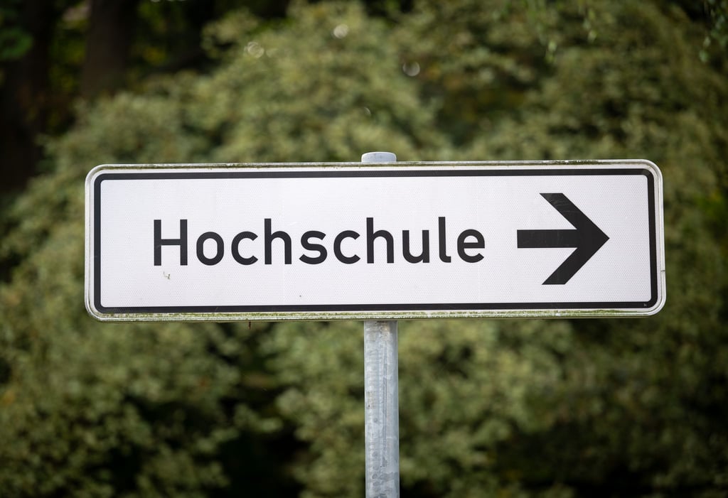 Der Weg zur Hochschule: Für immer mehr Menschen ist das ihr Arbeitsweg, ob in Verwaltung, Lehre oder Ausbildung. (Symbolbild)