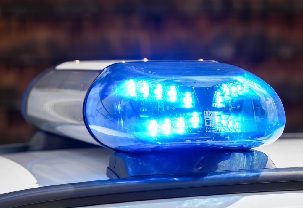Polizei und Krankenwagen eilen den Verletzten zu Hilfe. (Symbolbild)